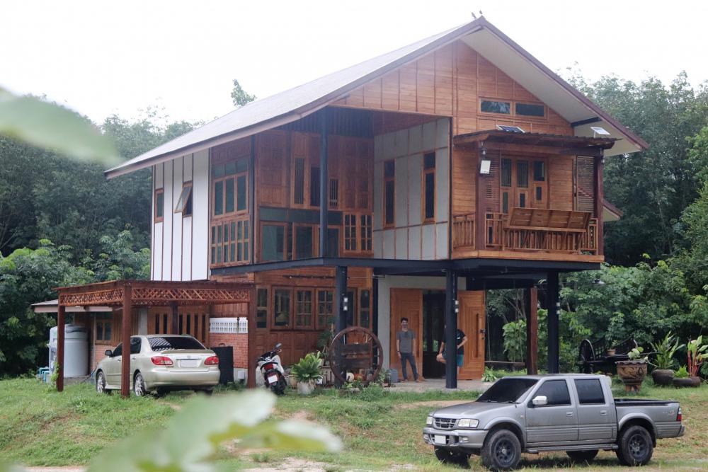 ไอเดียบ้านสวนสวย 2 ชั้นอบอุ่นด้วยงานไม้