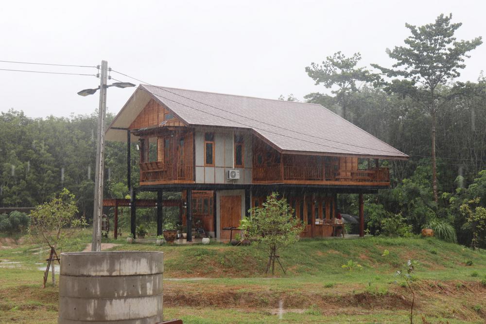 ไอเดียบ้านสวนสวย 2 ชั้นอบอุ่นด้วยงานไม้