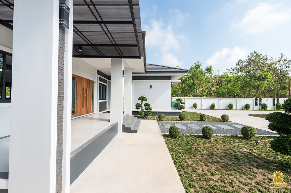 บ้านสองชั้นทรงปั้นหยา สวยพื้นที่กว้างขวางน่าอยู่