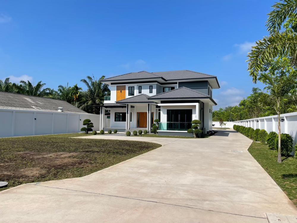 บ้านสองชั้นทรงปั้นหยา สวยพื้นที่กว้างขวางน่าอยู่