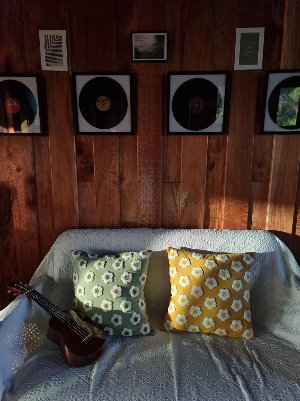 บ้านสองสไตล์ชั้นล่างโทนสีขาวมินิมอล ด้านบนโซนไม้ๆผู้ใหญ่ชอบ ฝากที่พักโฮมสเตย์ บ้านอุดมสุข