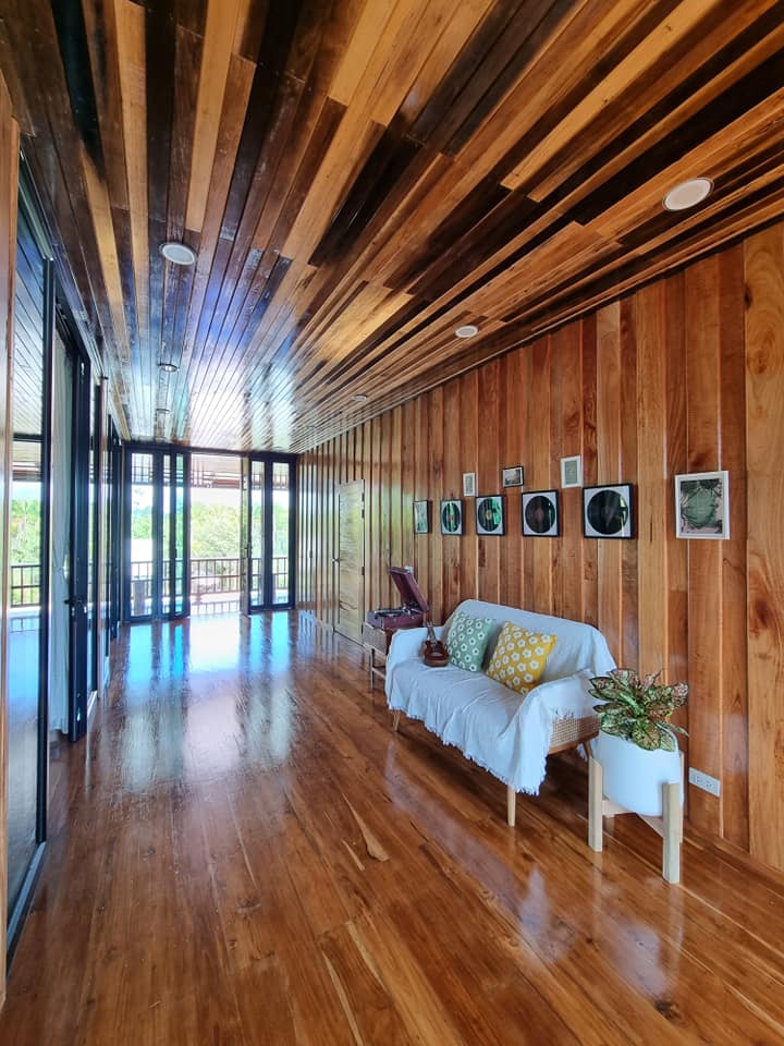 บ้านสองสไตล์ชั้นล่างโทนสีขาวมินิมอล ด้านบนโซนไม้ๆผู้ใหญ่ชอบ ฝากที่พักโฮมสเตย์ บ้านอุดมสุข