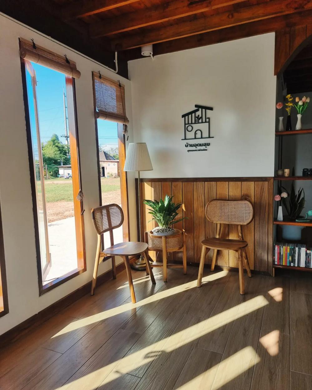 บ้านสองสไตล์ชั้นล่างโทนสีขาวมินิมอล ด้านบนโซนไม้ๆผู้ใหญ่ชอบ ฝากที่พักโฮมสเตย์ บ้านอุดมสุข