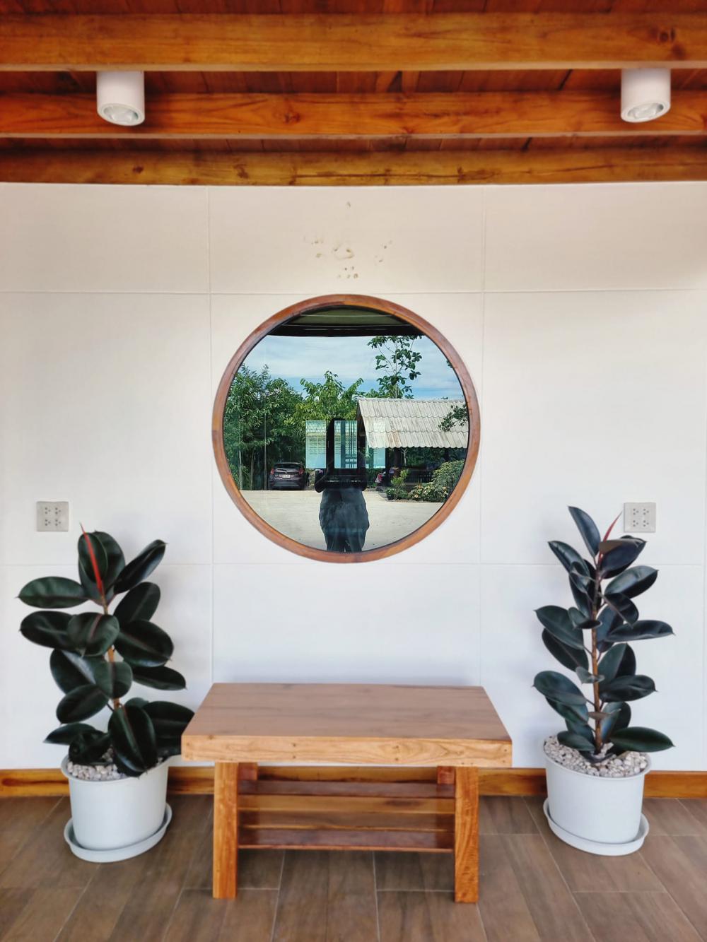 บ้านสองสไตล์ชั้นล่างโทนสีขาวมินิมอล ด้านบนโซนไม้ๆผู้ใหญ่ชอบ ฝากที่พักโฮมสเตย์ บ้านอุดมสุข