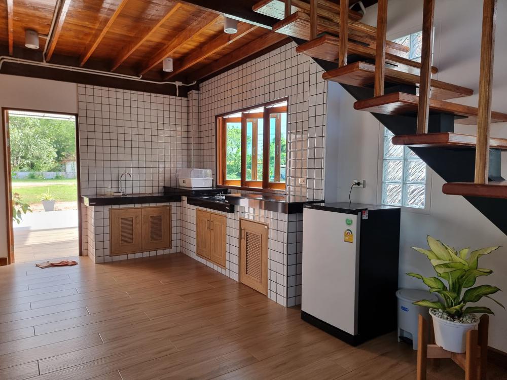 บ้านสองสไตล์ชั้นล่างโทนสีขาวมินิมอล ด้านบนโซนไม้ๆผู้ใหญ่ชอบ ฝากที่พักโฮมสเตย์ บ้านอุดมสุข