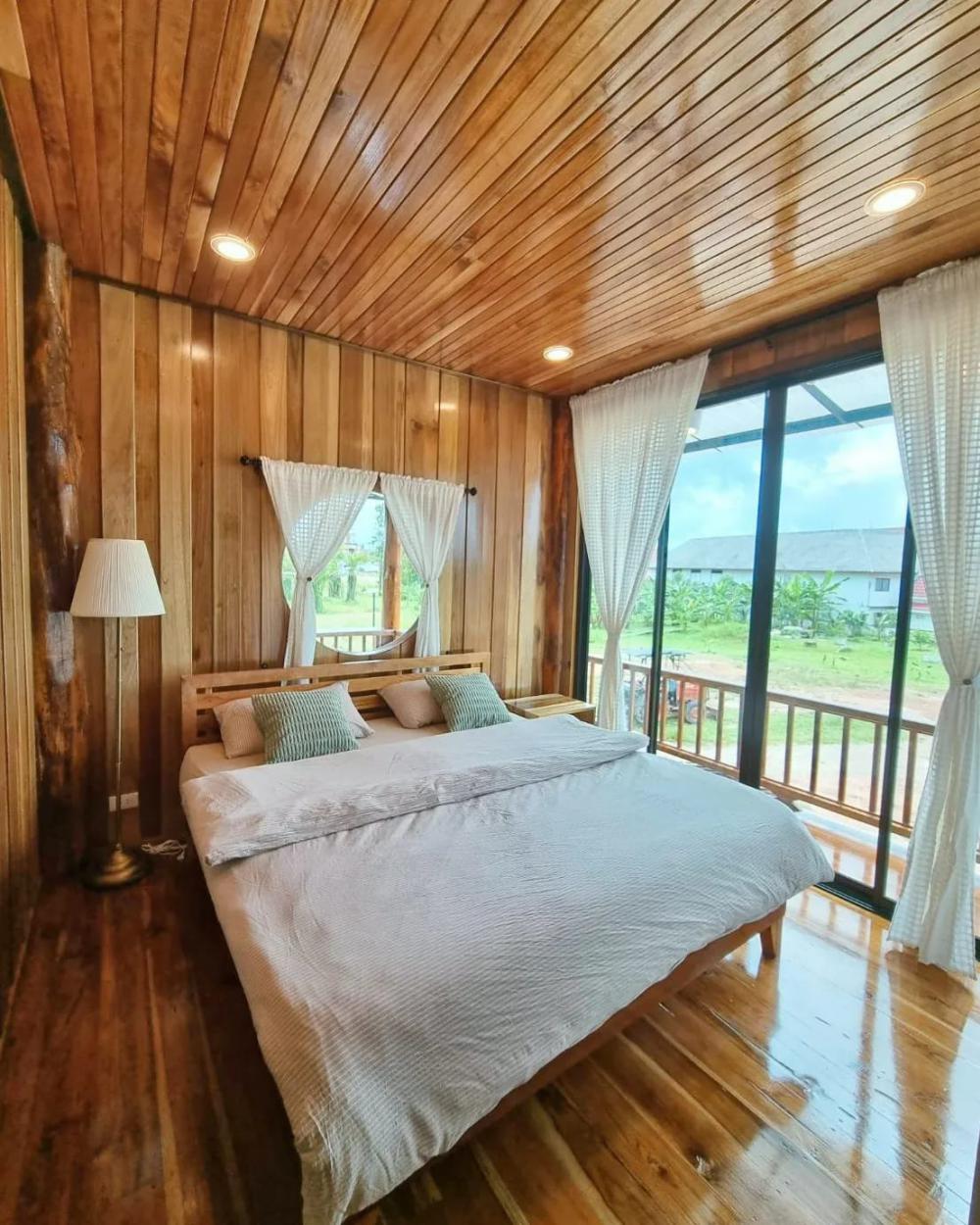 บ้านสองสไตล์ชั้นล่างโทนสีขาวมินิมอล ด้านบนโซนไม้ๆผู้ใหญ่ชอบ ฝากที่พักโฮมสเตย์ บ้านอุดมสุข