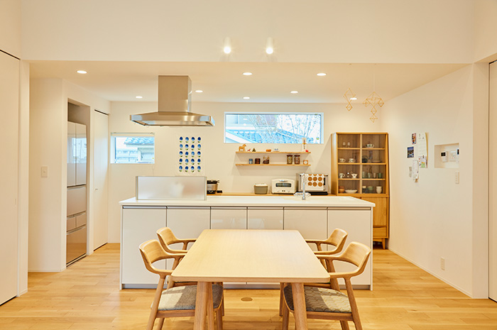 ไอเดียบ้านชั้นเดียวสไตล์มินิมอล ออกแบบเฉลียงไม้ยกสูง พร้อมสวนหย่อมเหมาะแก่การพักผ่อน