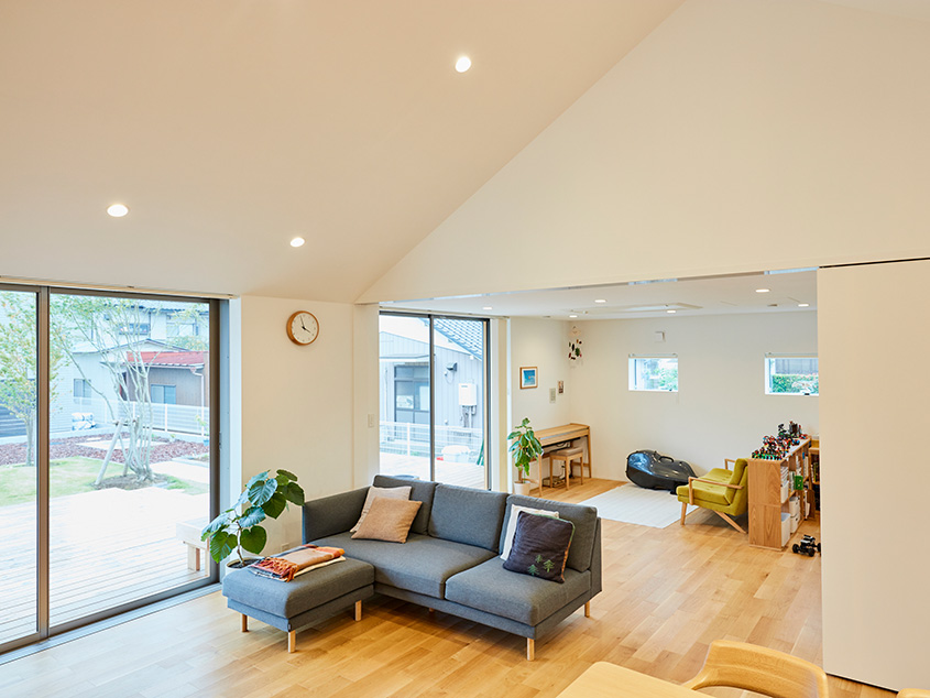 ไอเดียบ้านชั้นเดียวสไตล์มินิมอล ออกแบบเฉลียงไม้ยกสูง พร้อมสวนหย่อมเหมาะแก่การพักผ่อน