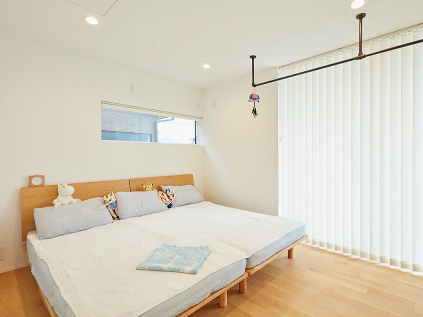 ไอเดียบ้านชั้นเดียวสไตล์มินิมอล ออกแบบเฉลียงไม้ยกสูง พร้อมสวนหย่อมเหมาะแก่การพักผ่อน