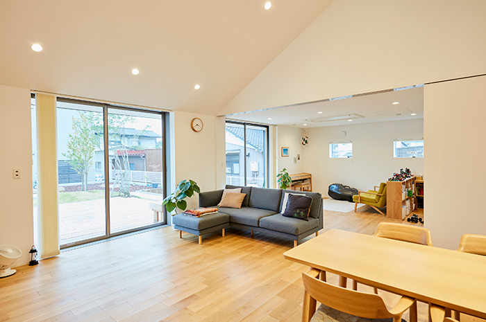 ไอเดียบ้านชั้นเดียวสไตล์มินิมอล ออกแบบเฉลียงไม้ยกสูง พร้อมสวนหย่อมเหมาะแก่การพักผ่อน