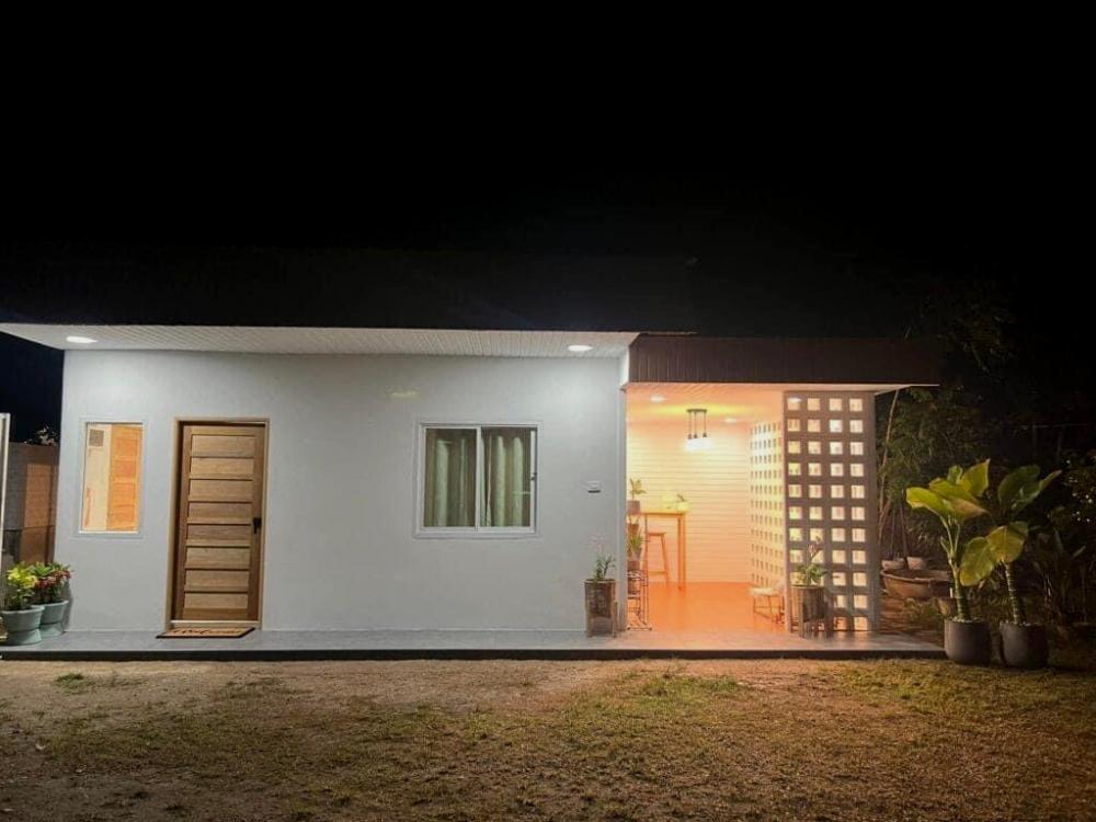 บ้านหลังเล็กสไตล์มินิมอล 1 ห้องนอน พื้นที่ 48 ตร.ม. งบก่อนสร้าง 2.5 แสนบาท