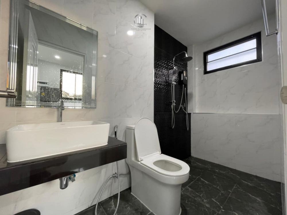 สไตล์โมเดิร์นบ้านพักอาศัย 1 ชั้นครึ่ง 3 ห้องนอน 3 ห้องน้ำ