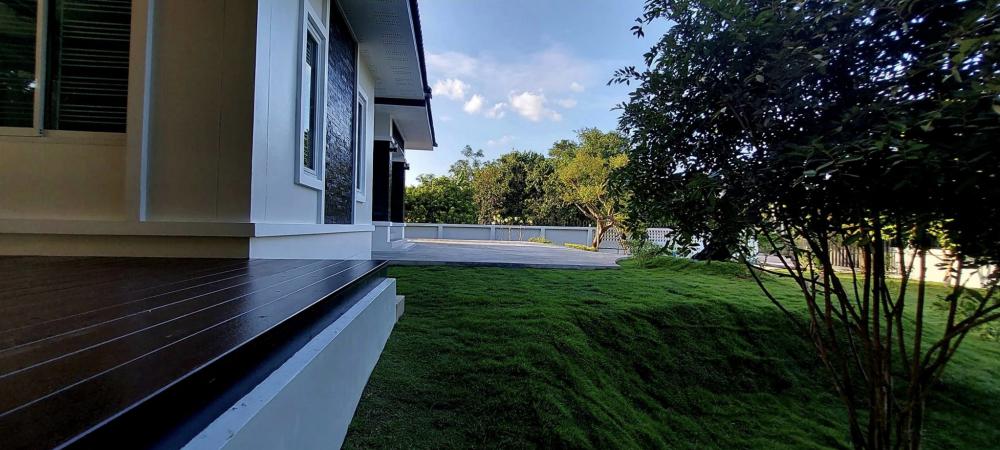 บ้านพักอาศัยสไตล์ปั้นหยา 3 ห้องนอน และสวนเรียบๆ โล่งๆ