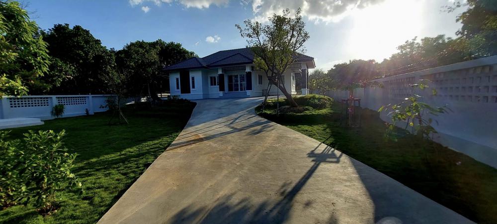 บ้านพักอาศัยสไตล์ปั้นหยา 3 ห้องนอน และสวนเรียบๆ โล่งๆ