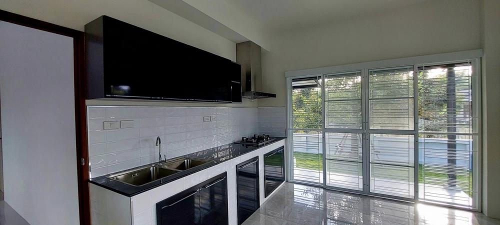 บ้านพักอาศัยสไตล์ปั้นหยา 3 ห้องนอน และสวนเรียบๆ โล่งๆ