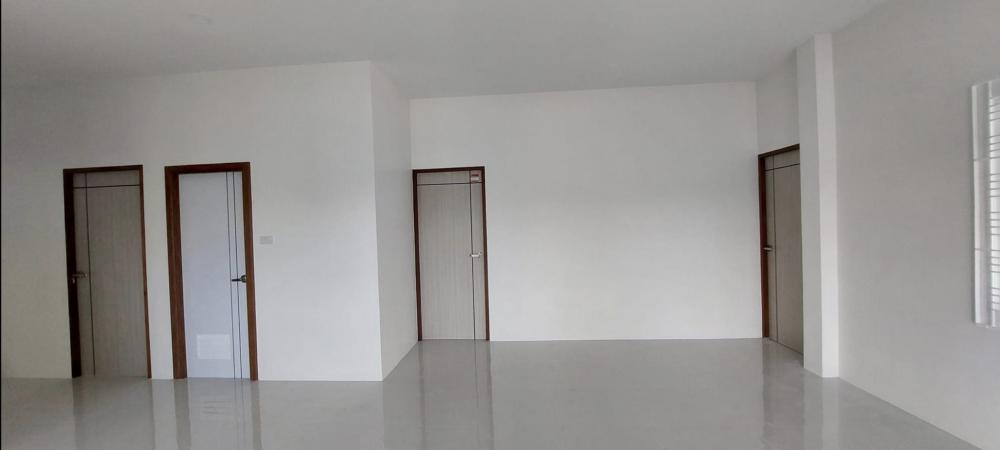 บ้านพักอาศัยสไตล์ปั้นหยา 3 ห้องนอน และสวนเรียบๆ โล่งๆ