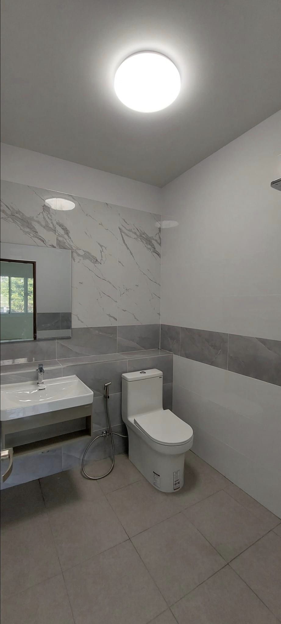 บ้านพักอาศัยสไตล์ปั้นหยา 3 ห้องนอน และสวนเรียบๆ โล่งๆ