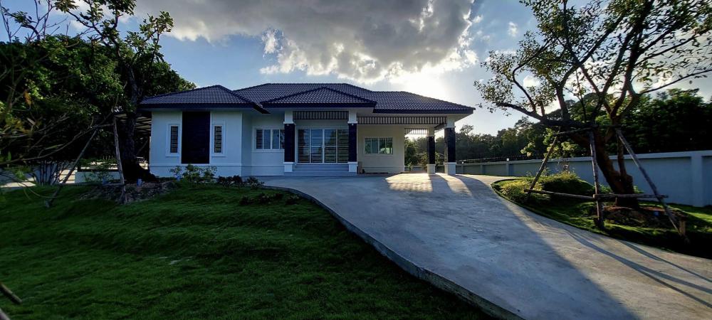 บ้านพักอาศัยสไตล์ปั้นหยา 3 ห้องนอน และสวนเรียบๆ โล่งๆ