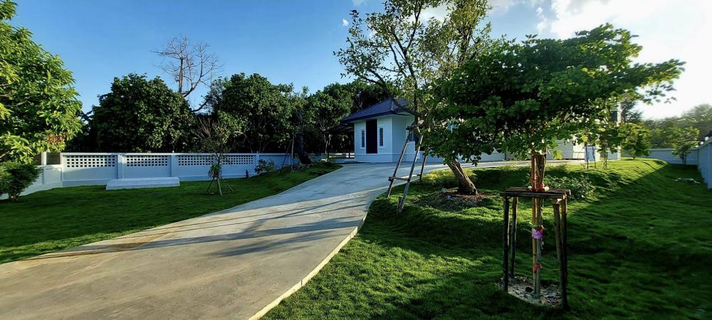 บ้านพักอาศัยสไตล์ปั้นหยา 3 ห้องนอน และสวนเรียบๆ โล่งๆ