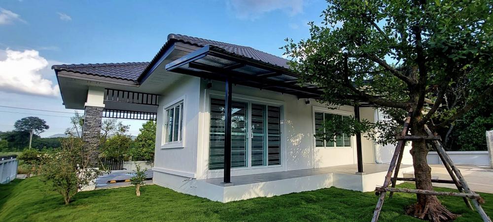 บ้านพักอาศัยสไตล์ปั้นหยา 3 ห้องนอน และสวนเรียบๆ โล่งๆ