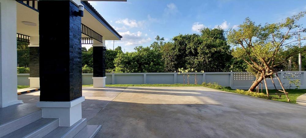 บ้านพักอาศัยสไตล์ปั้นหยา 3 ห้องนอน และสวนเรียบๆ โล่งๆ