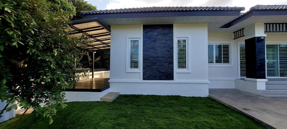 บ้านพักอาศัยสไตล์ปั้นหยา 3 ห้องนอน และสวนเรียบๆ โล่งๆ