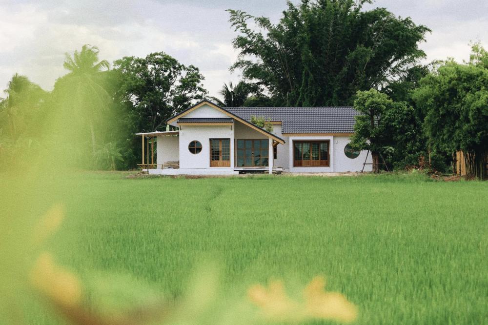 บ้าน และร้านกาแฟ ชั้นเดียว 2 หลัง