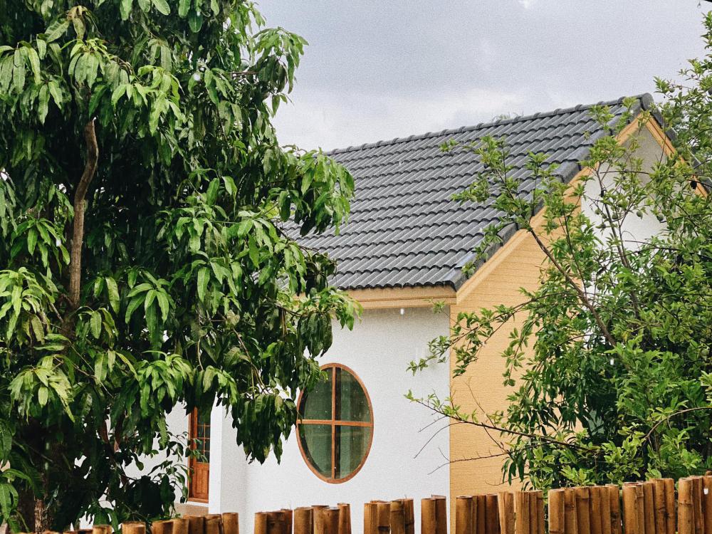 บ้าน และร้านกาแฟ ชั้นเดียว 2 หลัง