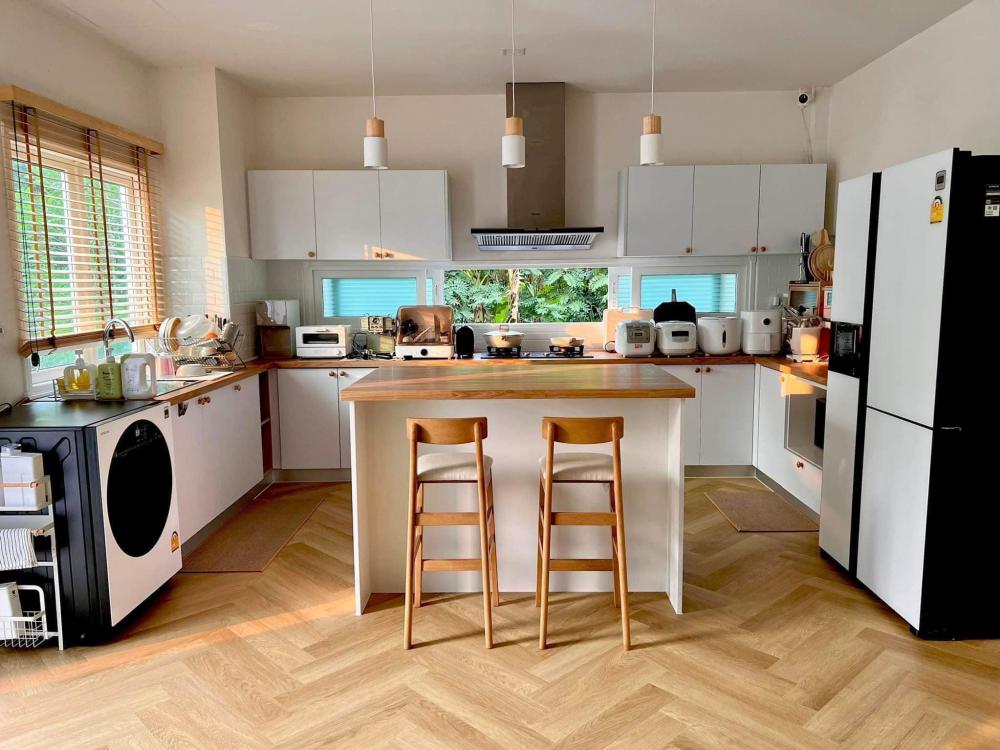 รีวิวบ้าน บ้านสองชั้นทรงปั้นหยา ภายในตกแต่งสไตล์มินิมอล