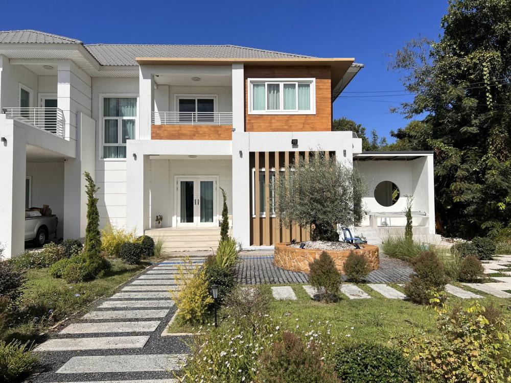 รีวิวบ้าน บ้านสองชั้นทรงปั้นหยา ภายในตกแต่งสไตล์มินิมอล