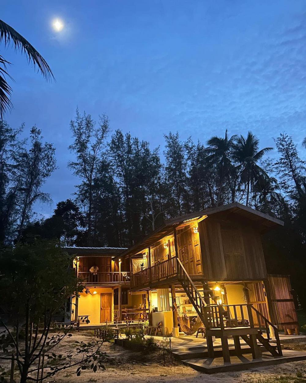 ไอเดียบ้านไม้สองชั้น ผสมผสานสมัยใหม่กับความเป็นชนบทที่อบอุ่น รูปที่ 14