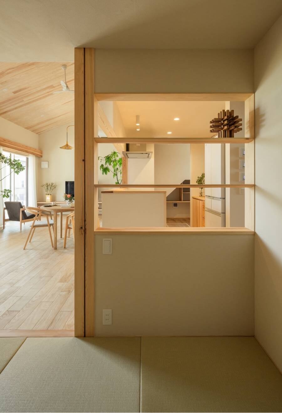 บ้านสไลต์ญี่ปุ่นชั้นครึ่งยกพื้นสูง สีไม้อ่อนอบอุ่นละมุน รูปที่ 7