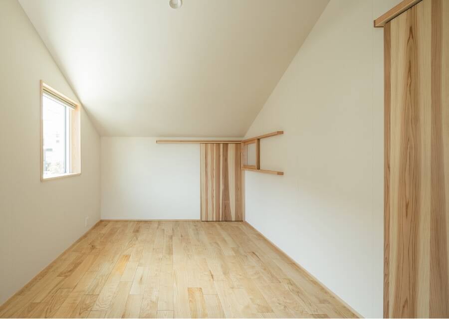 บ้านสไลต์ญี่ปุ่นชั้นครึ่งยกพื้นสูง สีไม้อ่อนอบอุ่นละมุน รูปที่ 8