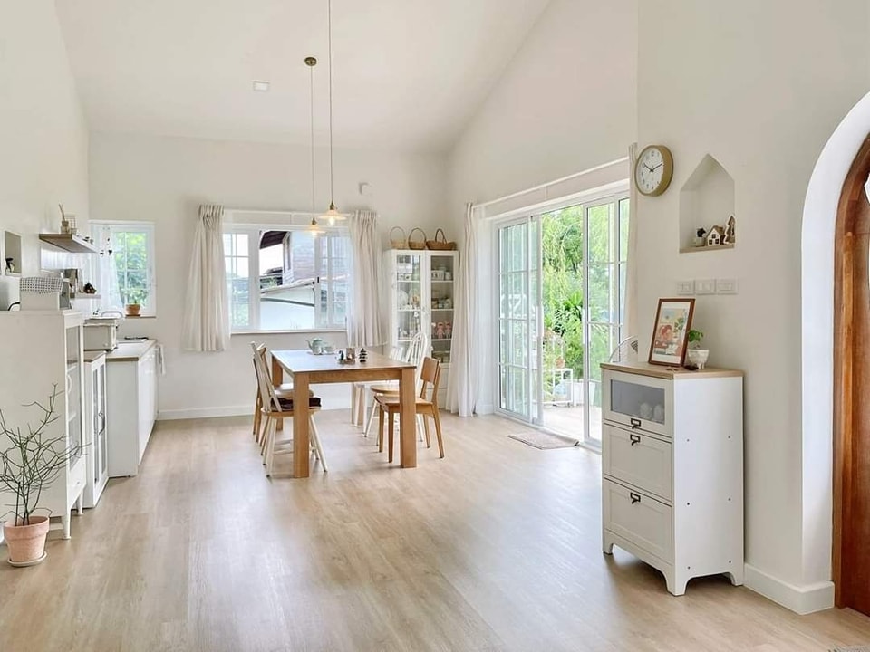 ไอเดียบ้านสวยพร้อมของแต่งในบ้านแบบมินิมอลโทนขาว และแต่งสวนรอบบ้าน รูปที่ 6