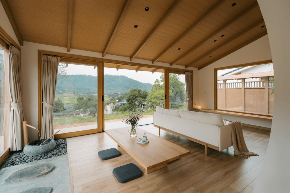 บ้านมินิมอลเนินเขา อบอุ่นน่าอยู่มาก โทนสีไม้มินิมอลมูจิ รูปที่ 4