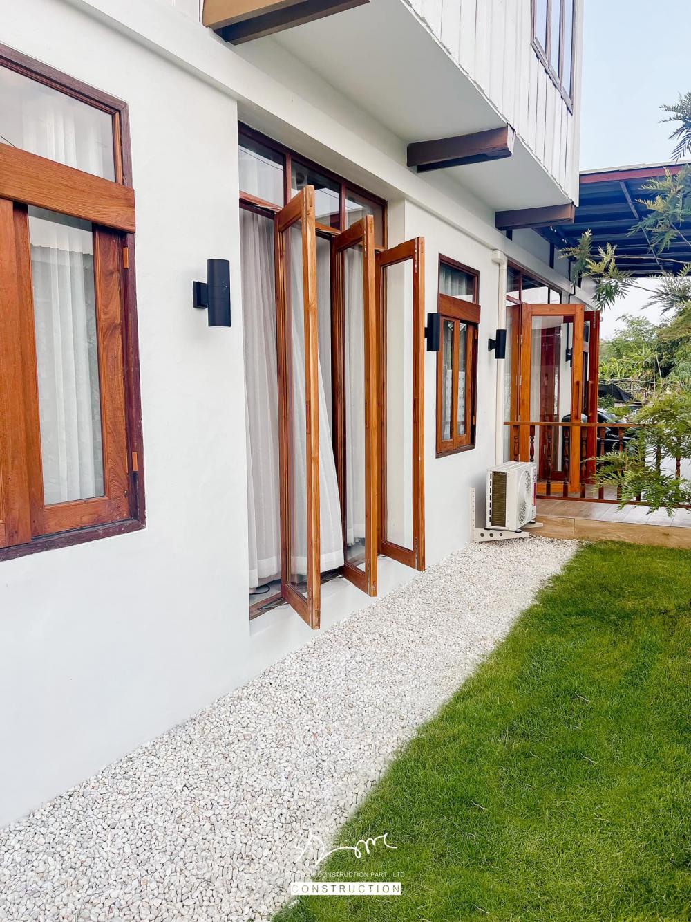 รีโนเวทปรับปรุงอาคารครึ่งปูนครึ่งไม้ชนบทให้กลายเป็นบ้านมินิมอล รูปที่ 17