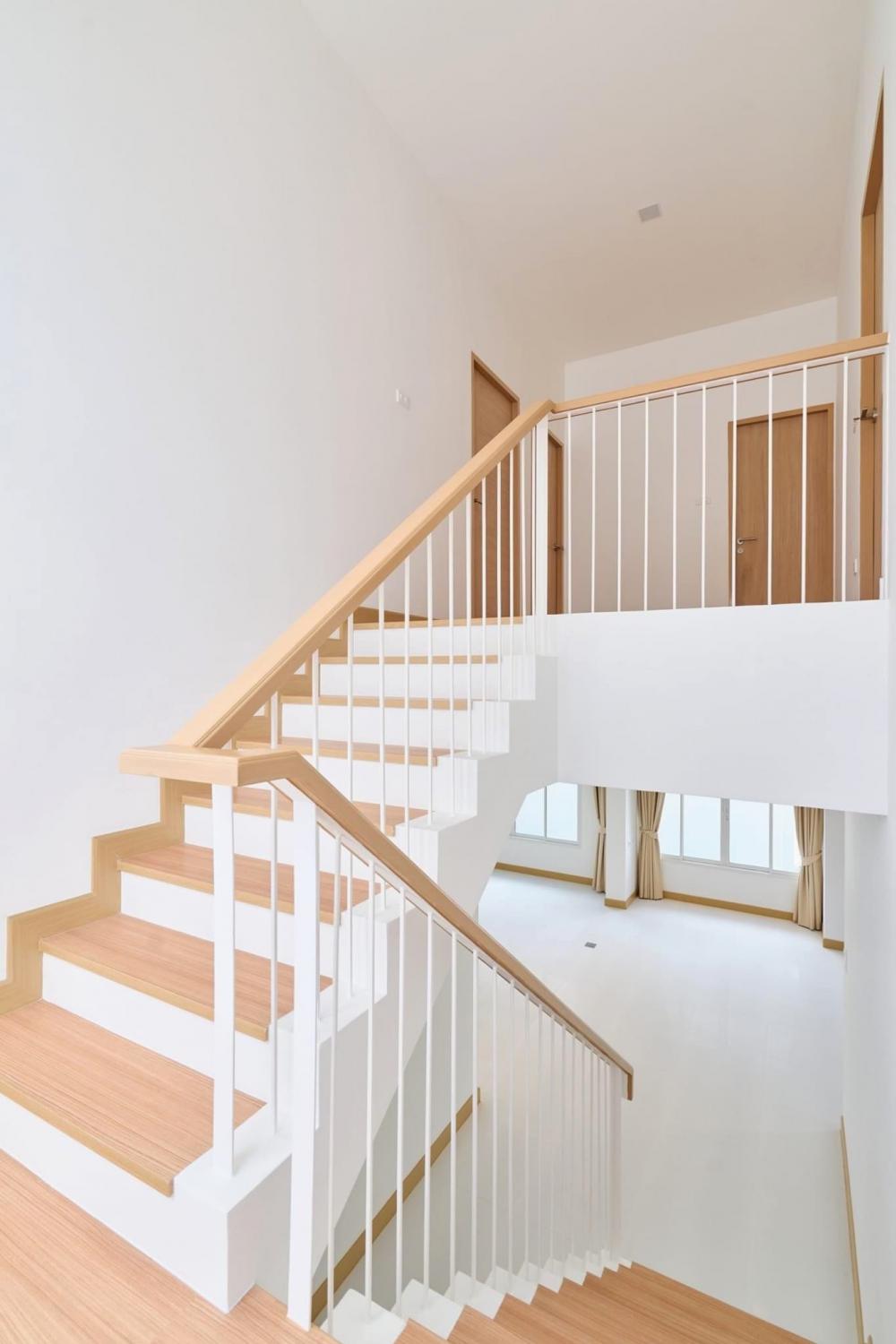 บ้านมินิมอลสองชั้น โทนขาวครีมสีไม้ รูปที่ 10