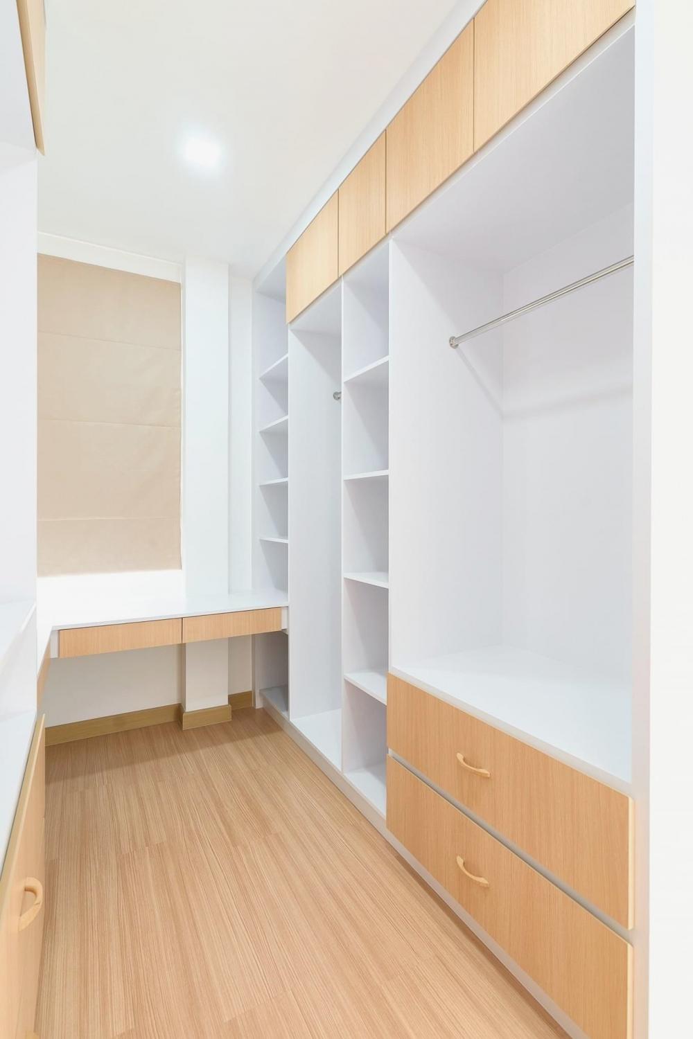 บ้านมินิมอลสองชั้น โทนขาวครีมสีไม้ รูปที่ 11