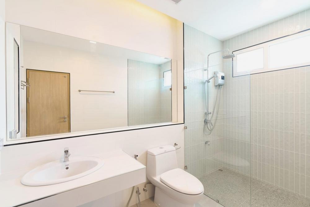 บ้านมินิมอลสองชั้น โทนขาวครีมสีไม้ รูปที่ 4