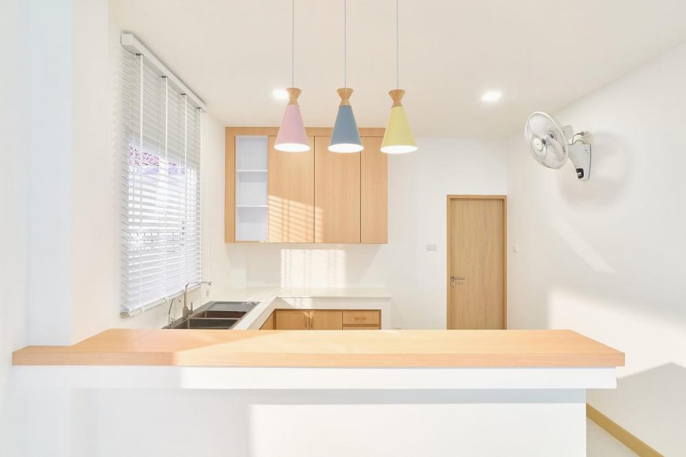 บ้านมินิมอลสองชั้น โทนขาวครีมสีไม้ รูปที่ 6