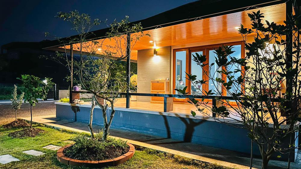 ไอเดียบ้านสไตล์ปั้นหยา เจ้าของสร้างมาแล้ว 3 ปี ให้ออกมาแบบ มินิมอลอเมซอน รูปที่ 16