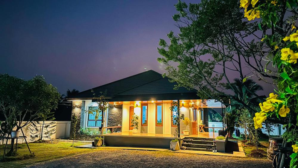 ไอเดียบ้านสไตล์ปั้นหยา เจ้าของสร้างมาแล้ว 3 ปี ให้ออกมาแบบ มินิมอลอเมซอน รูปที่ 21