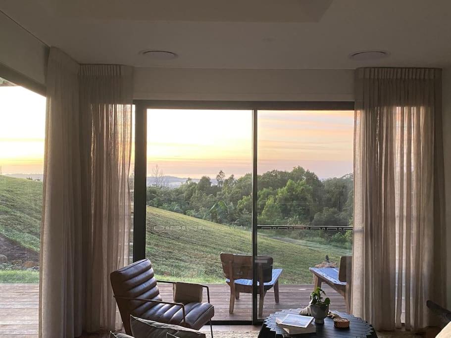 บ้านยกพื้นสไตล์โมเดิร์นมีเครื่องอำนวยความสะดวกครบครันสำหรับใช้เป็นไอเดียแต่งบ้าน รูปที่ 14