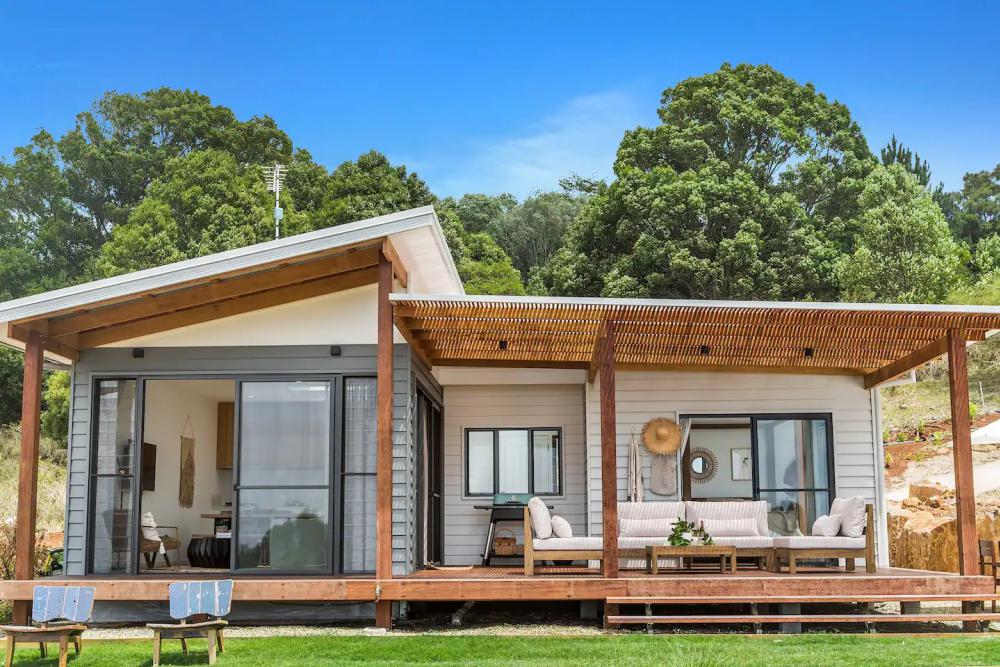 บ้านยกพื้นสไตล์โมเดิร์นมีเครื่องอำนวยความสะดวกครบครันสำหรับใช้เป็นไอเดียแต่งบ้าน รูปที่ 16