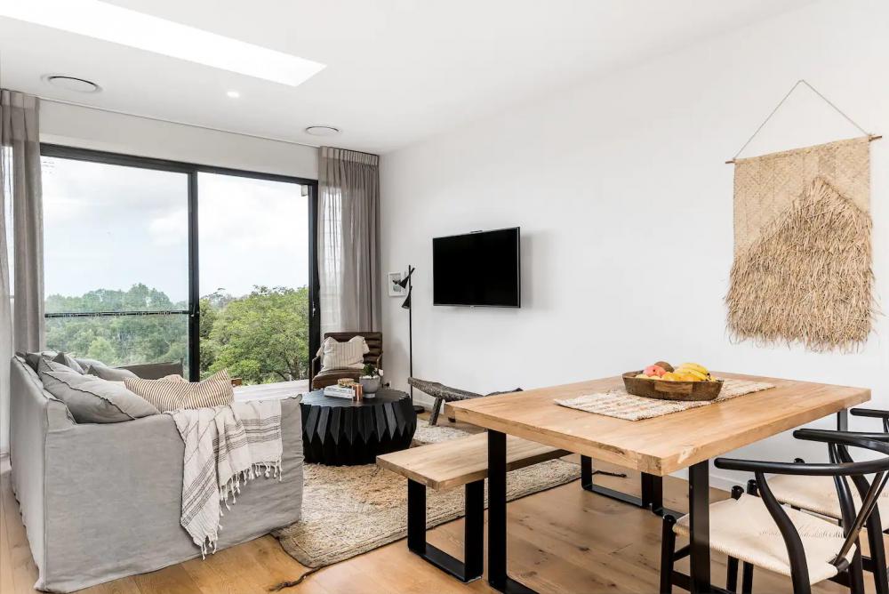 บ้านยกพื้นสไตล์โมเดิร์นมีเครื่องอำนวยความสะดวกครบครันสำหรับใช้เป็นไอเดียแต่งบ้าน รูปที่ 4