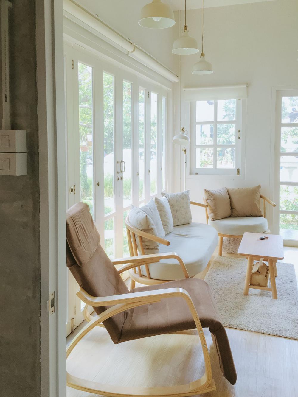 ไอเดียแต่งบ้านน่ารักน่าอยู่ภายในผสมผสานความเป็นมินิมอล มีมุมพักผ่อนหลายโซน มุมผ่อนคลาย เจ้าของแต่งได้น่ารักและน่าอยู่มาก รูปที่ 27