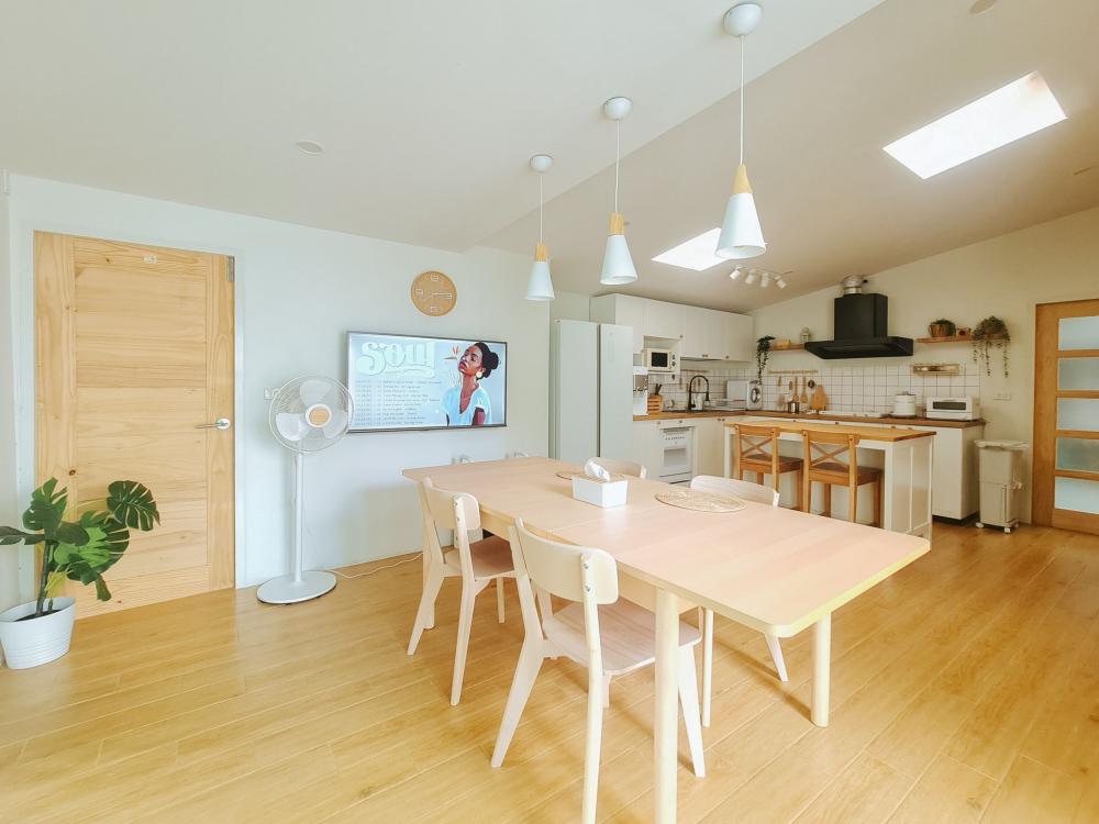 ไอเดียแต่งบ้านน่ารักน่าอยู่ภายในผสมผสานความเป็นมินิมอล มีมุมพักผ่อนหลายโซน มุมผ่อนคลาย เจ้าของแต่งได้น่ารักและน่าอยู่มาก รูปที่ 3