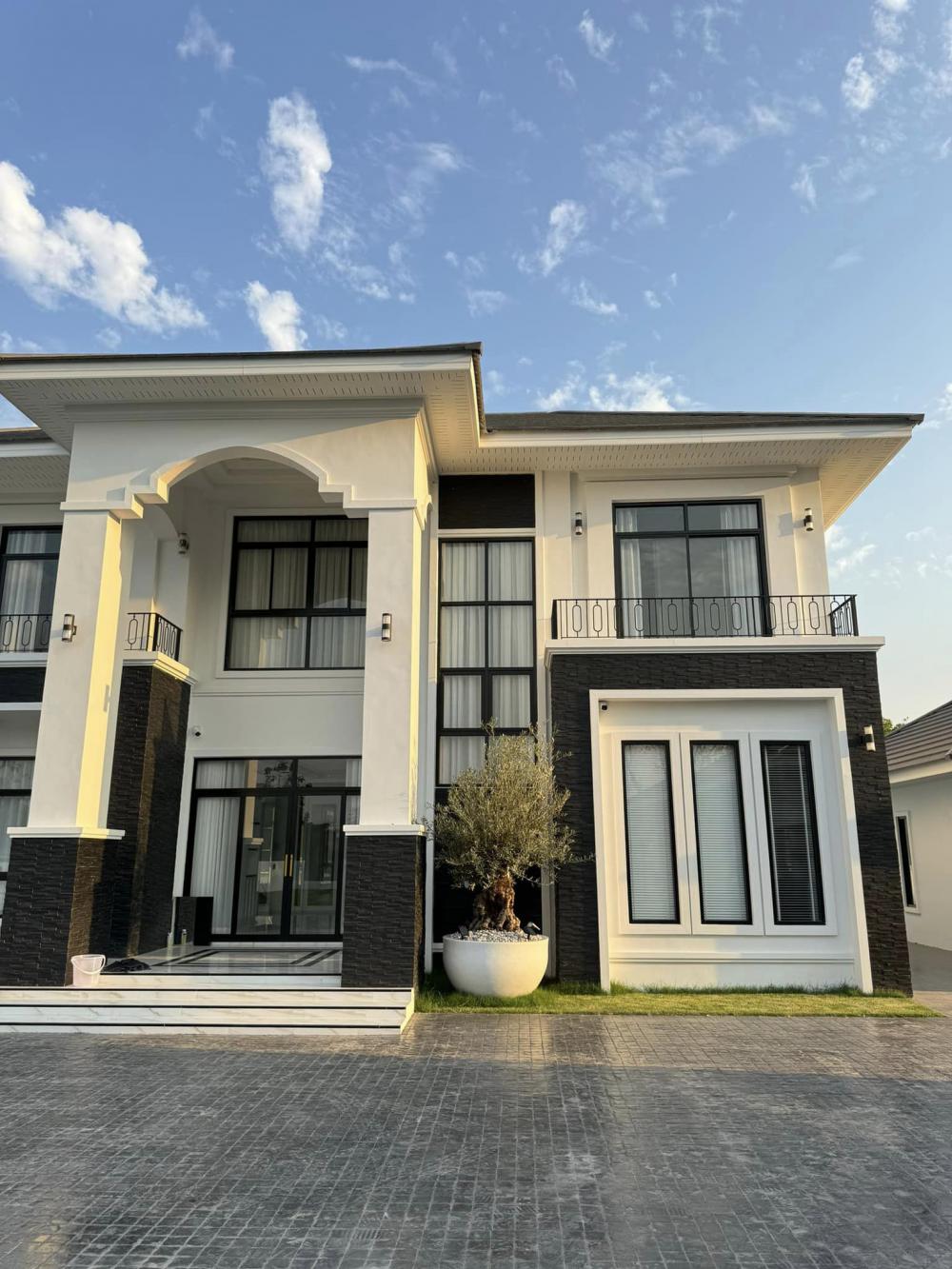 รีวิวบ้านขาวดำเทา บ้านสองชั้นแบบบ้านคอนเทมโพรารี่ รูปที่ 5