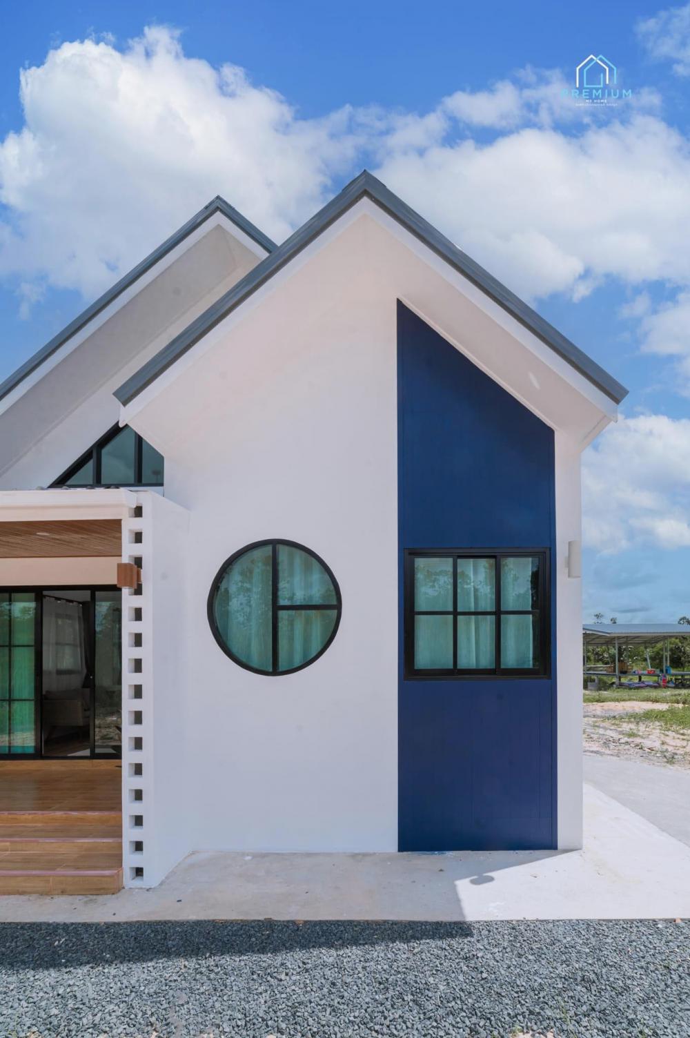 บ้านชั้นเดียวสไตล์นอร์ดิกมินิมอล 2 ห้องนอน 2 ห้องน้ำ แถบสีน้ำเงินสีตัดได้สวยงาม ภายในมินิมอลอบอุ่น รูปที่ 3