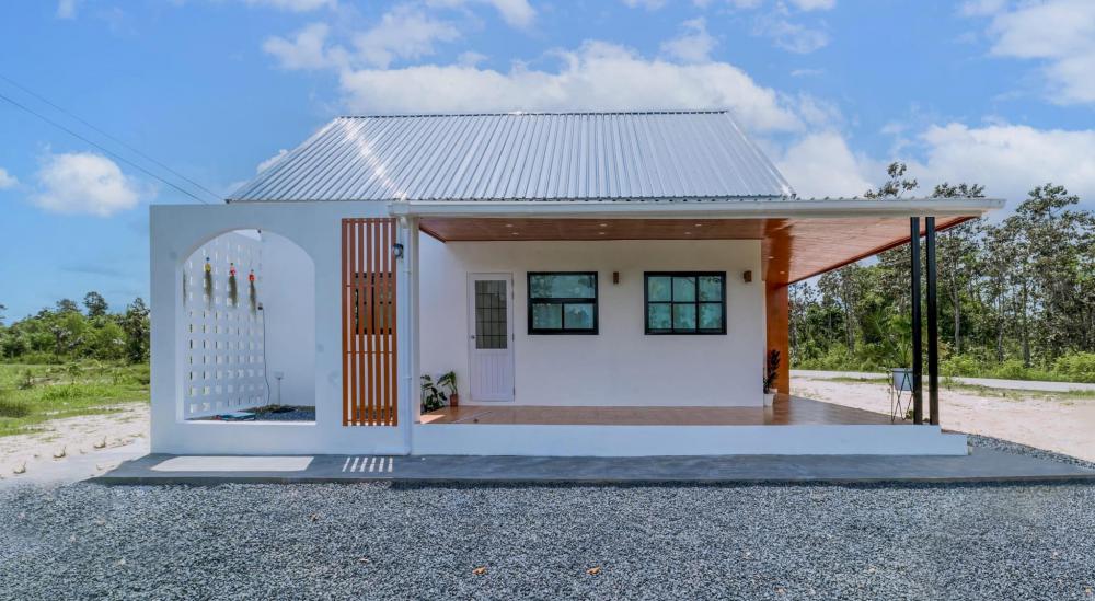 บ้านชั้นเดียวสไตล์นอร์ดิกมินิมอล 2 ห้องนอน 2 ห้องน้ำ แถบสีน้ำเงินสีตัดได้สวยงาม ภายในมินิมอลอบอุ่น รูปที่ 4